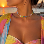 Collier Nacri Multicolore lumineux et coloré porté avec une tenue estivale Ordiajade