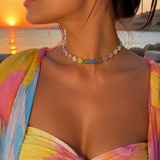 Collier Nacri Multicolore lumineux et coloré porté avec une tenue estivale Ordiajade
