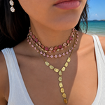 Accumulation de colliers fins dorés en acier inoxydable avec le collier nacri aux reflets roses et blancs - Ordiajade