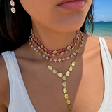 Accumulation de colliers fins dorés en acier inoxydable avec le collier nacri aux reflets roses et blancs - Ordiajade