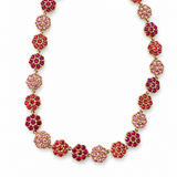 Collier nacri doré en acier inoxydable avec succession de motifs ronds roses posé à plat - Ordiajade