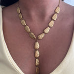 Collier plongeant en Y Nea en acier inoxydable doré avec maillons ovales graphiques porté au cou - Ordiajade