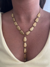 Collier plongeant en Y Nea en acier inoxydable doré avec maillons ovales graphiques porté au cou - Ordiajade