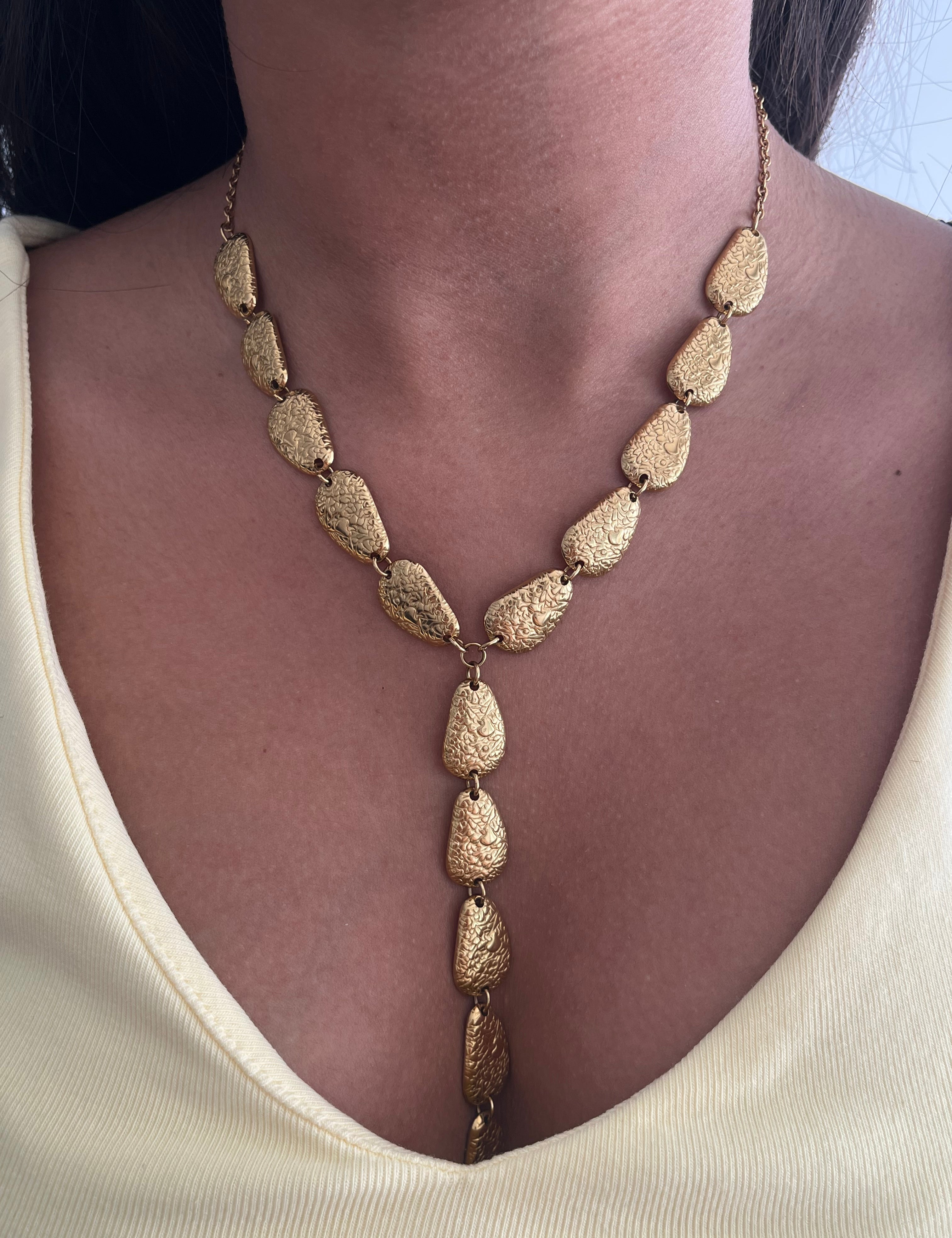 Collier plongeant en Y Nea en acier inoxydable doré avec maillons ovales graphiques porté au cou - Ordiajade