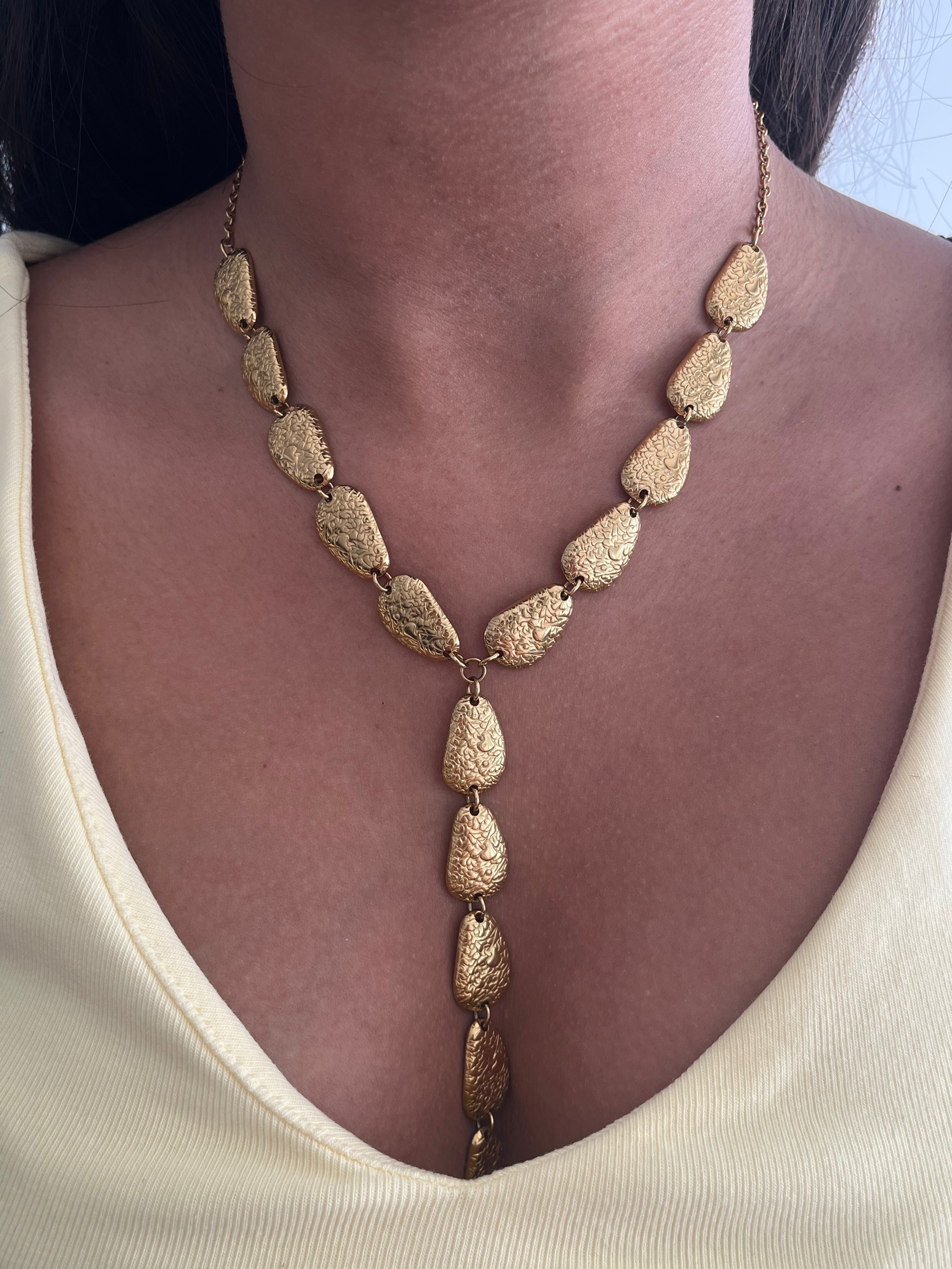 Collier plongeant en Y Nea en acier inoxydable doré avec maillons ovales graphiques porté au cou - Ordiajade