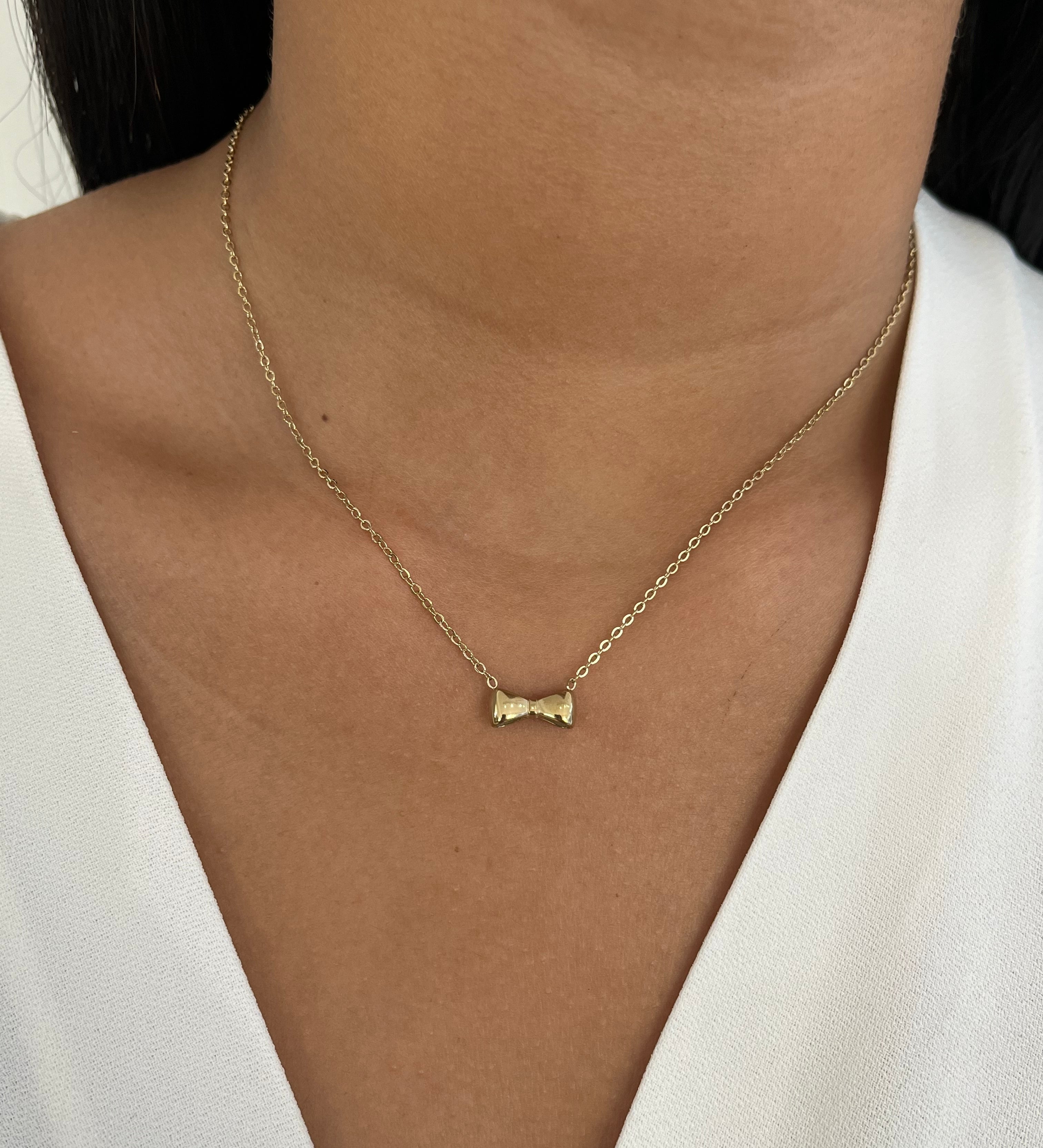Collier doré à pendentif nœud délicat en acier inoxydable porté au cou - Ordiajade