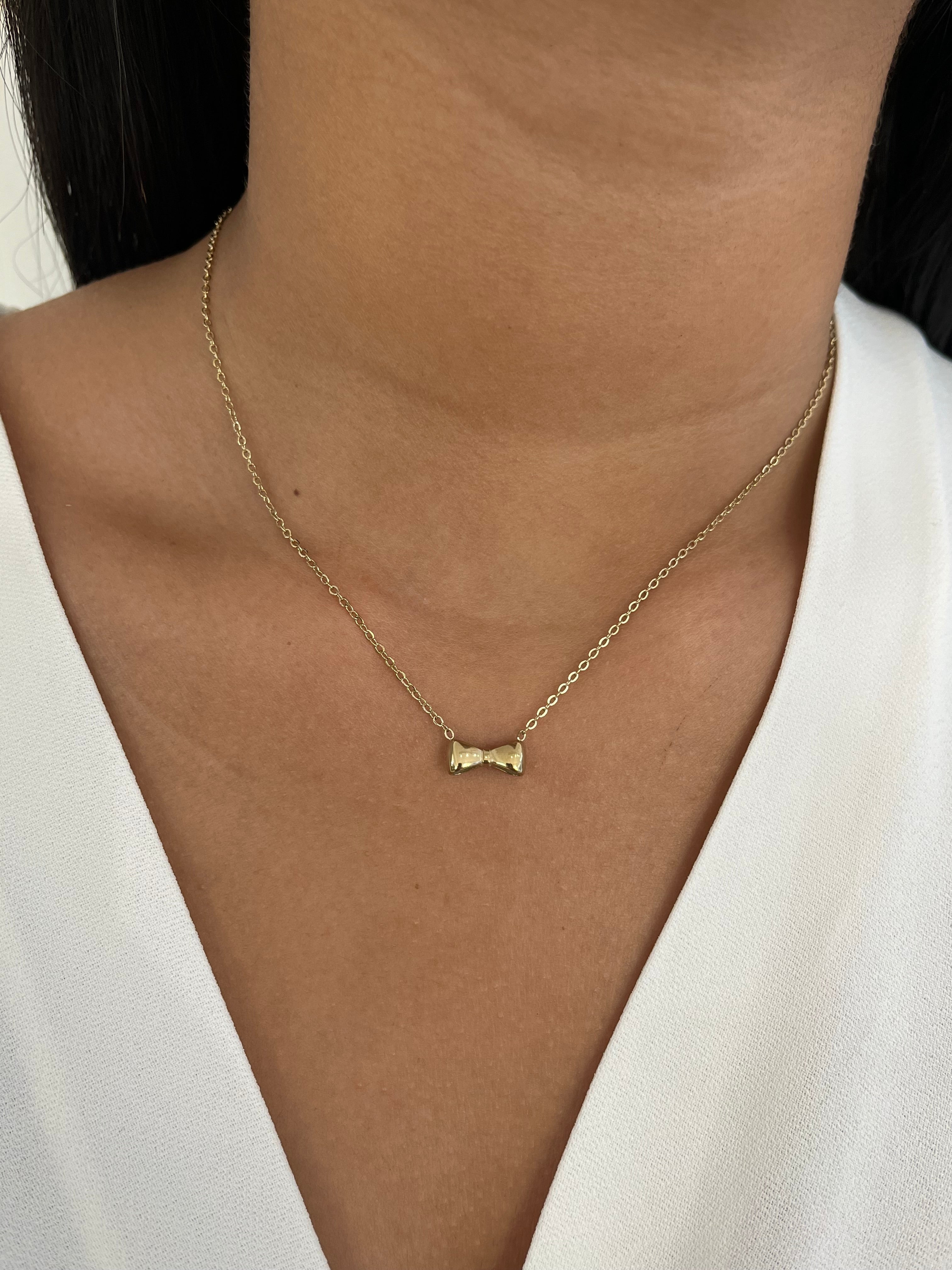 Collier doré à pendentif nœud délicat en acier inoxydable porté au cou - Ordiajade