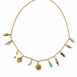 Collier fin doré Jade en acier inoxydable orné de breloques suspendues et petites pierres naturelles bleues posé à plat - Ordiajade