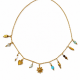 Collier fin doré Jade en acier inoxydable orné de breloques suspendues et petites pierres naturelles bleues posé à plat - Ordiajade
