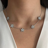 Collier Ora argenté en acier inoxydable avec fleurs serties de strass porté au cou - Ordiajade