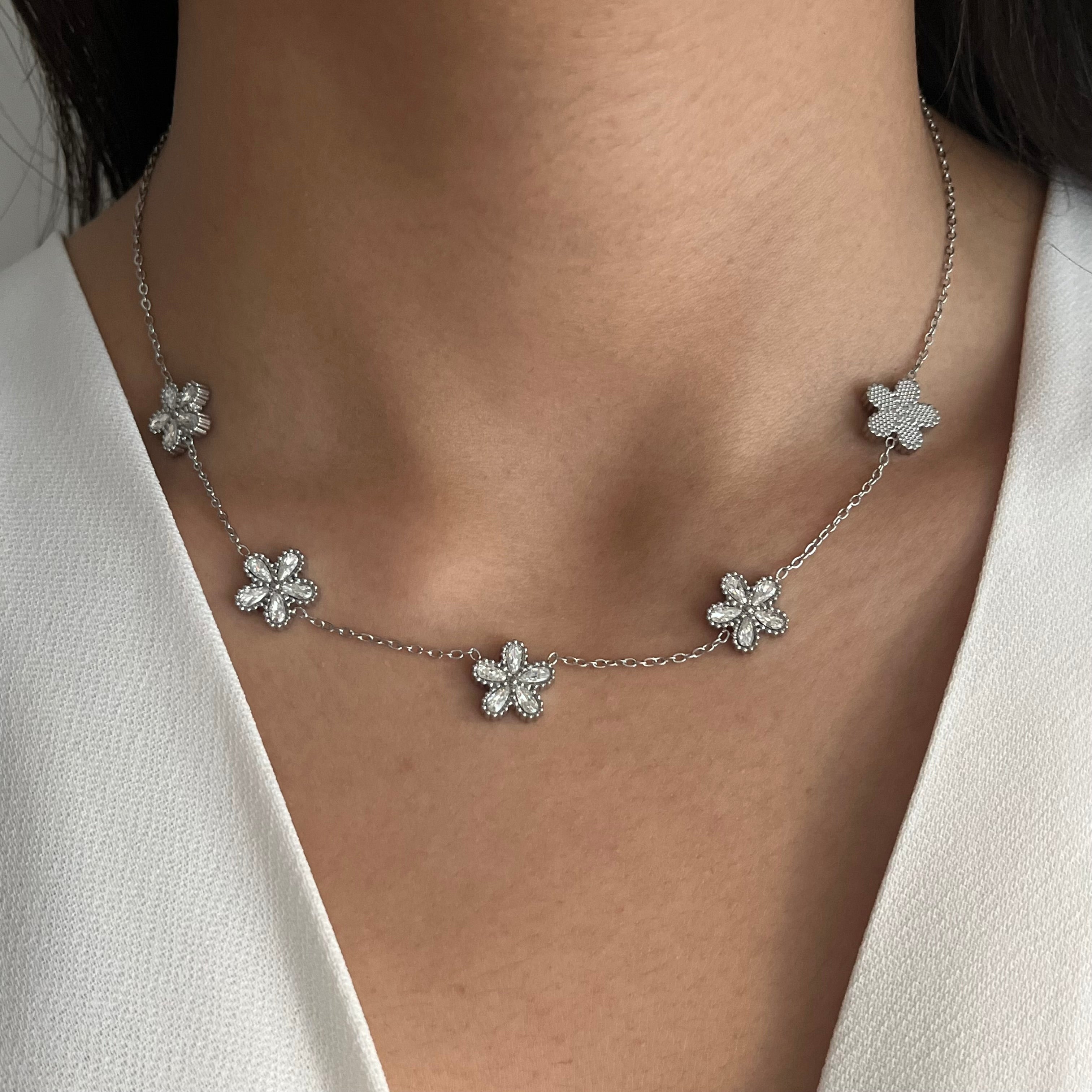 Collier Ora argenté en acier inoxydable avec fleurs serties de strass porté au cou - Ordiajade