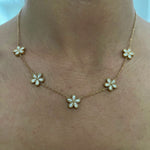 Collier Ora doré en acier inoxydable avec petites fleurs strassées porté au cou - Ordiajade