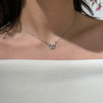 Collier papillon ajouré en acier inoxydable argenté porté - Ordiajade