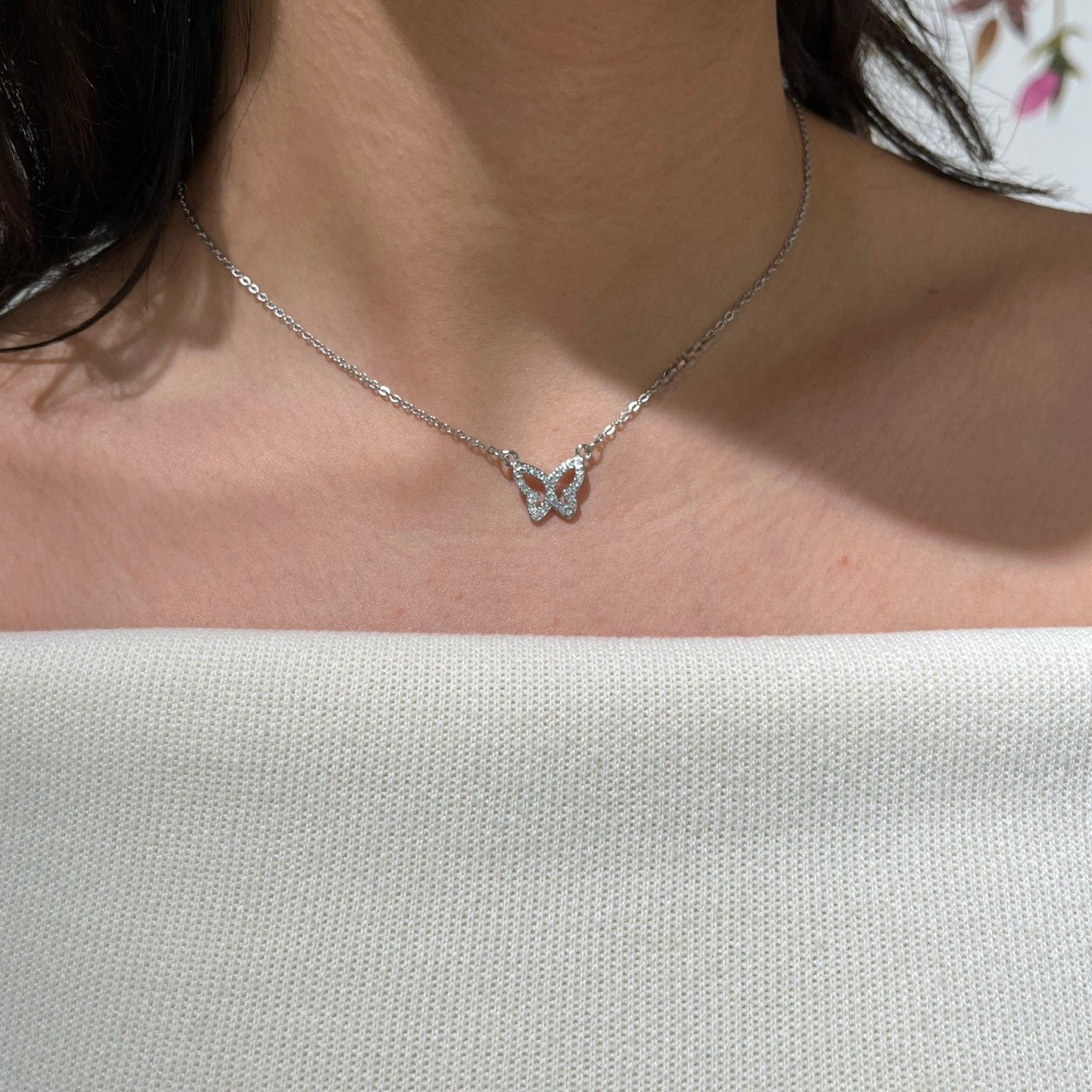 Collier papillon ajouré en acier inoxydable argenté porté - Ordiajade