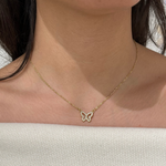 Collier papillon ajouré en acier inoxydable doré porté - Ordiajade