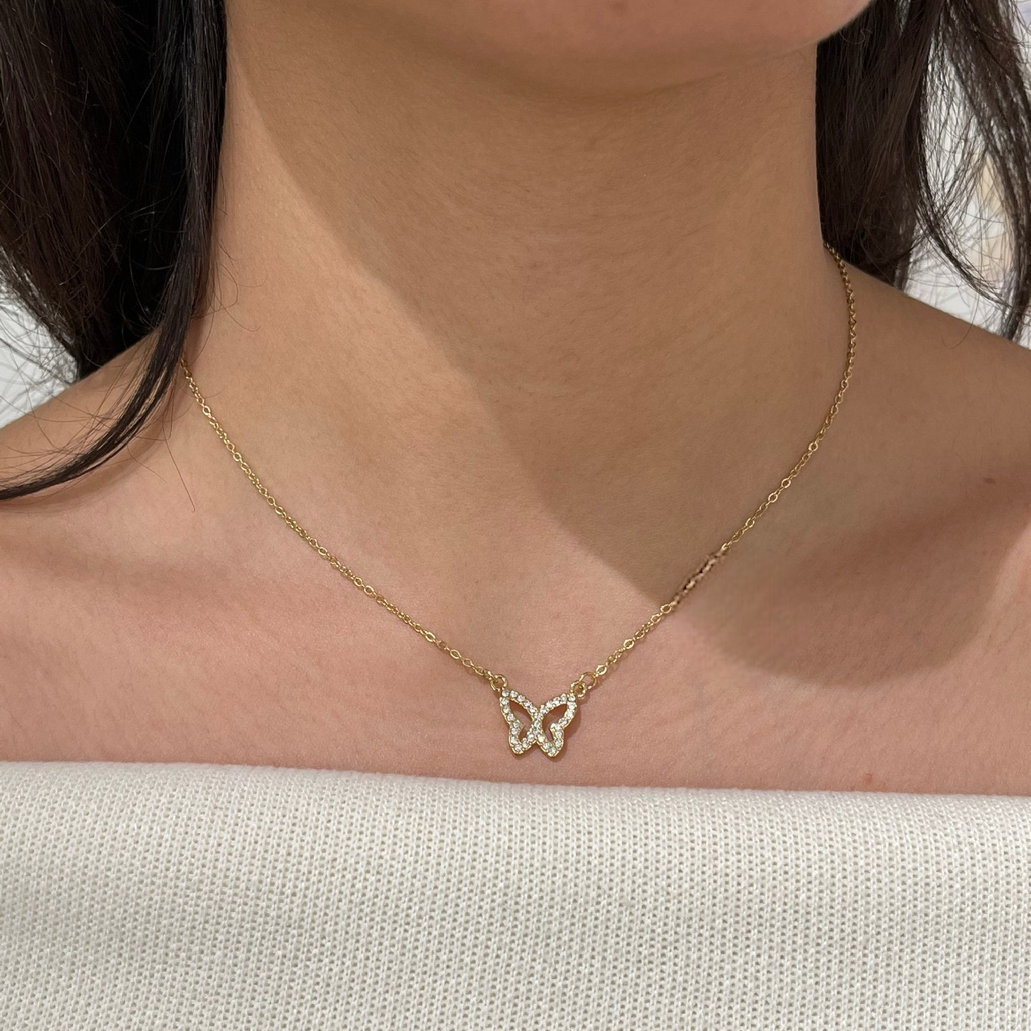 Collier papillon ajouré en acier inoxydable doré porté - Ordiajade
