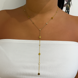 Femme portant le Collier Pedro doré Ordiajade