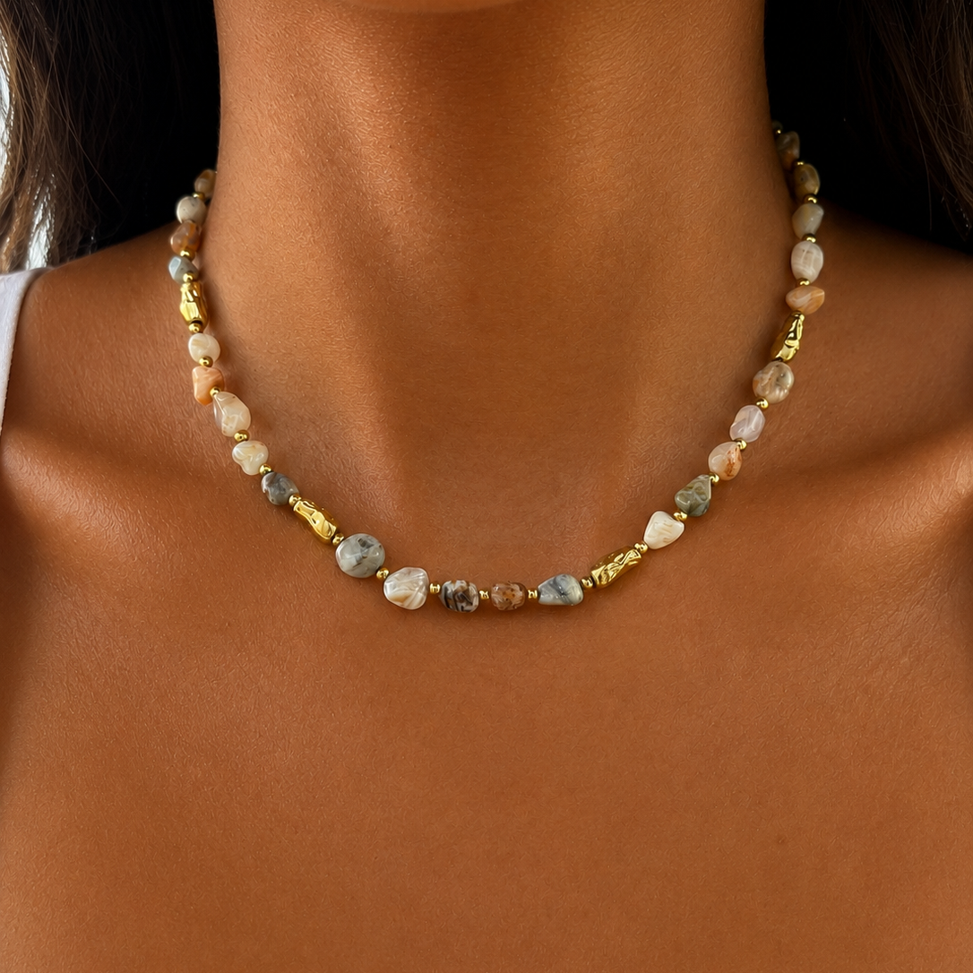 Collier fin doré Perle en acier inoxydable avec enfilade de petites perles de culture et pierres porté au cou - Ordiajade