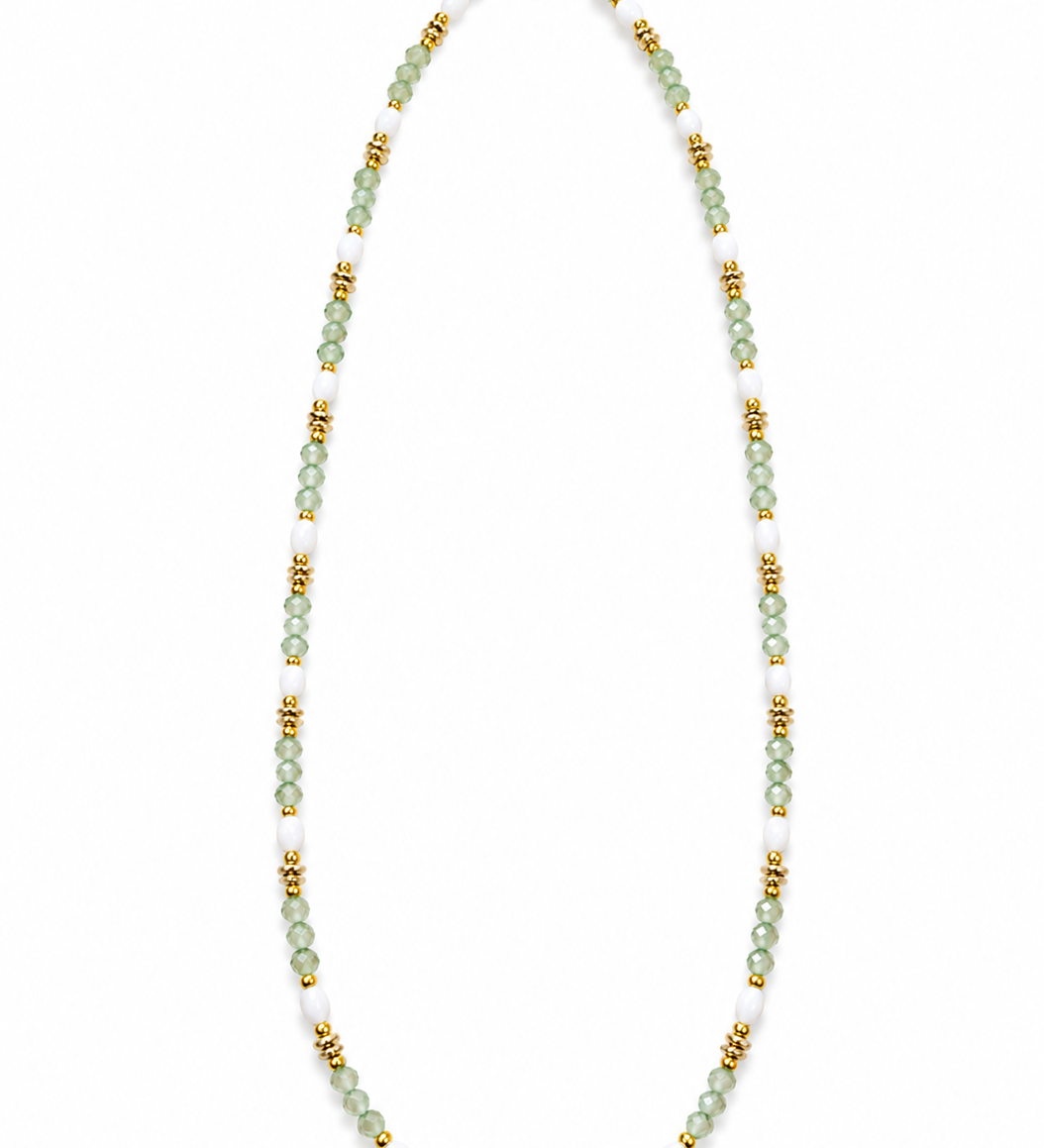 Collier fin Babe en acier inoxydable doré composé de petites perles blanches enfilées posé à plat - Ordiajade