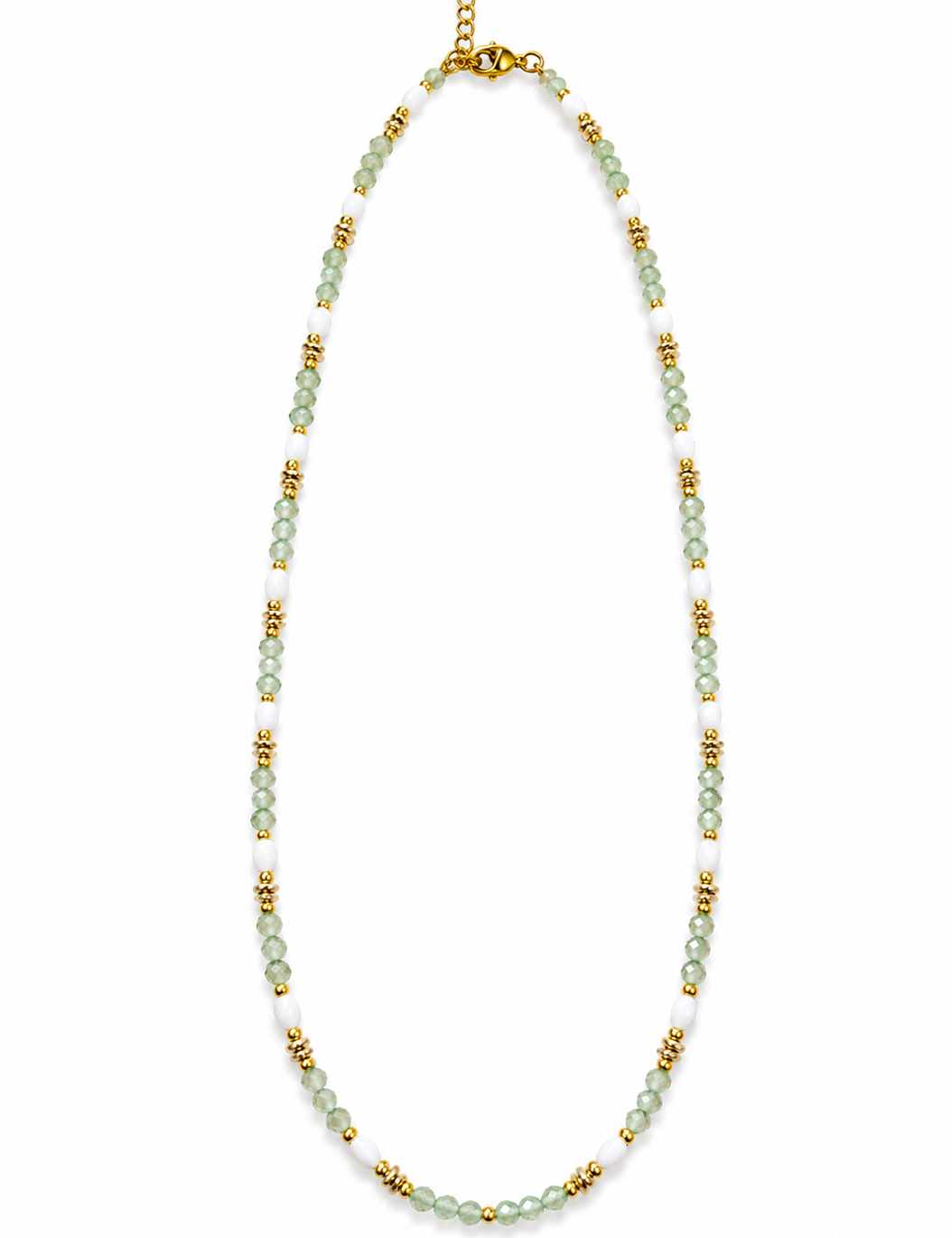 Collier fin Babe en acier inoxydable doré composé de petites perles blanches enfilées posé à plat - Ordiajade