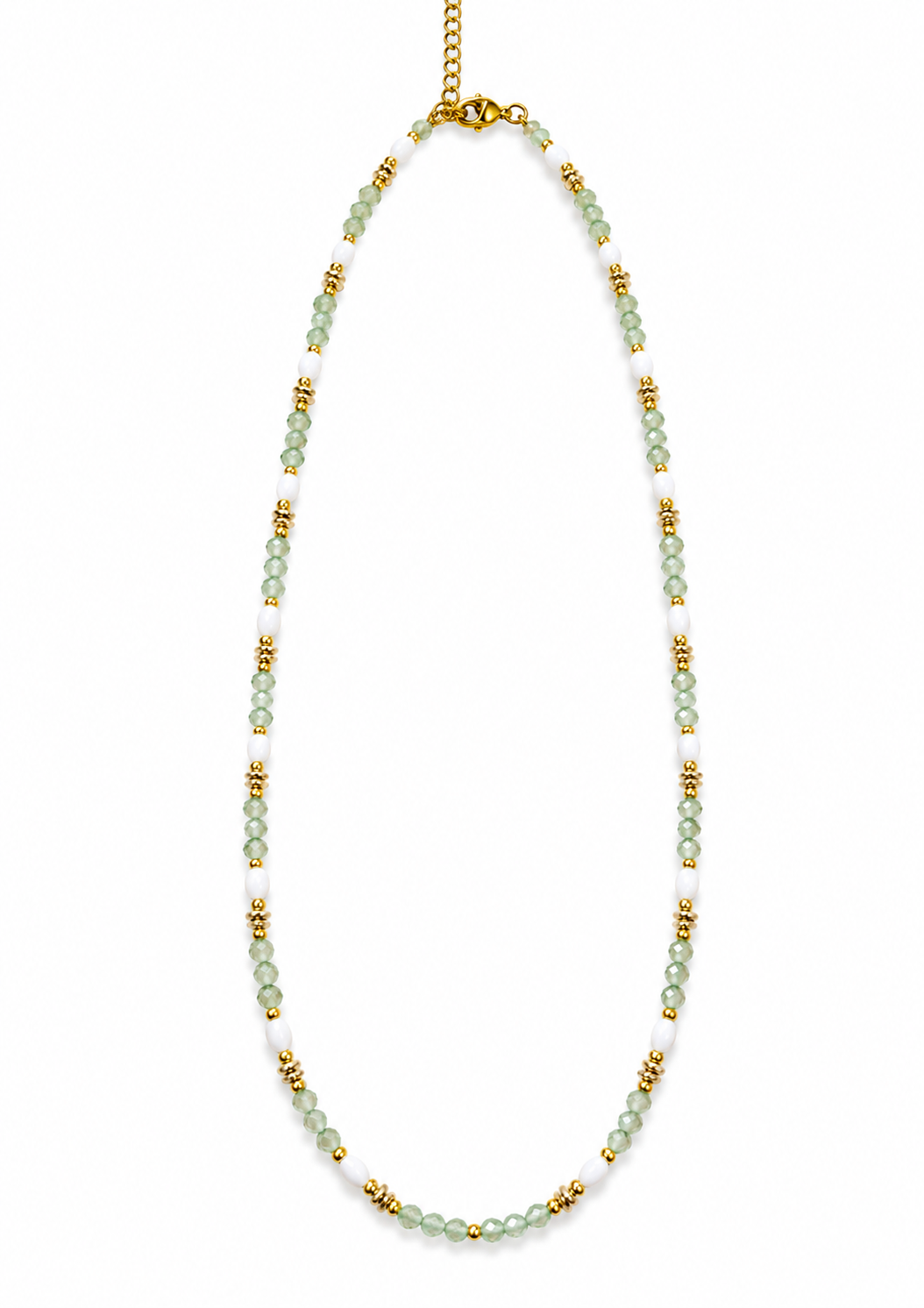 Collier fin Babe en acier inoxydable doré composé de petites perles blanches enfilées posé à plat - Ordiajade