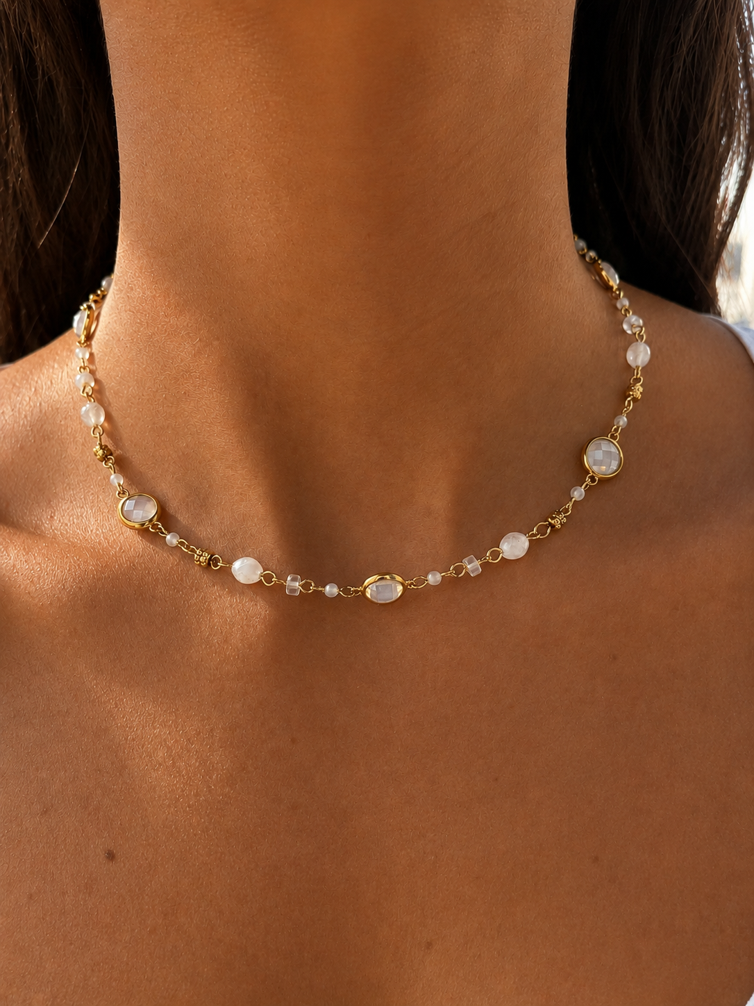 Collier Jasmin en acier inoxydable doré et perles blanches porté délicatement au cou - Ordiajade