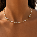 Collier Jasmin en acier inoxydable doré et perles blanches porté délicatement au cou - Ordiajade
