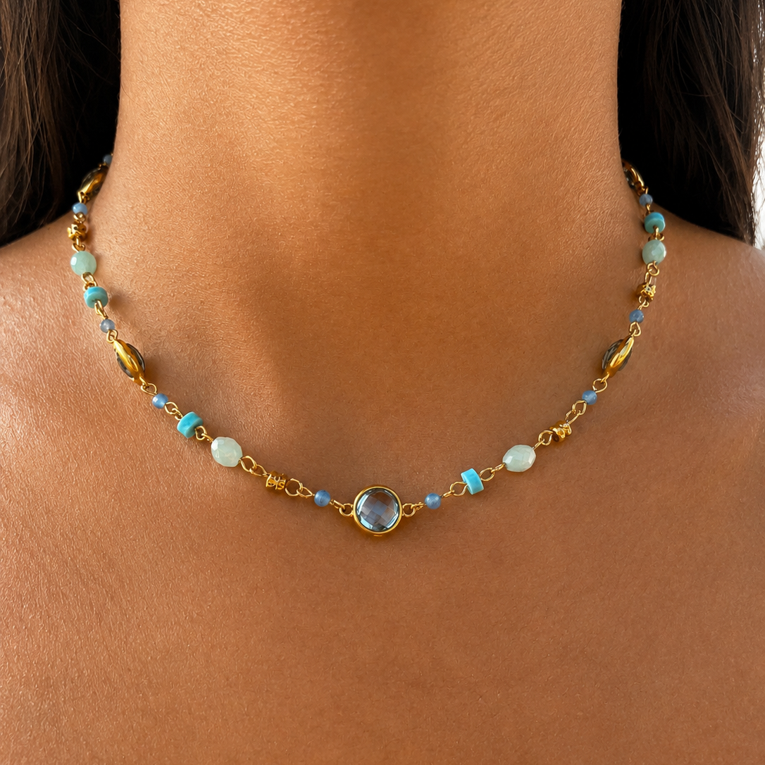 Collier fin doré Dune en acier inoxydable avec petites pierres et perles enfilées porté - Ordiajade