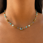 Collier fin doré Dune en acier inoxydable avec petites pierres et perles enfilées porté - Ordiajade