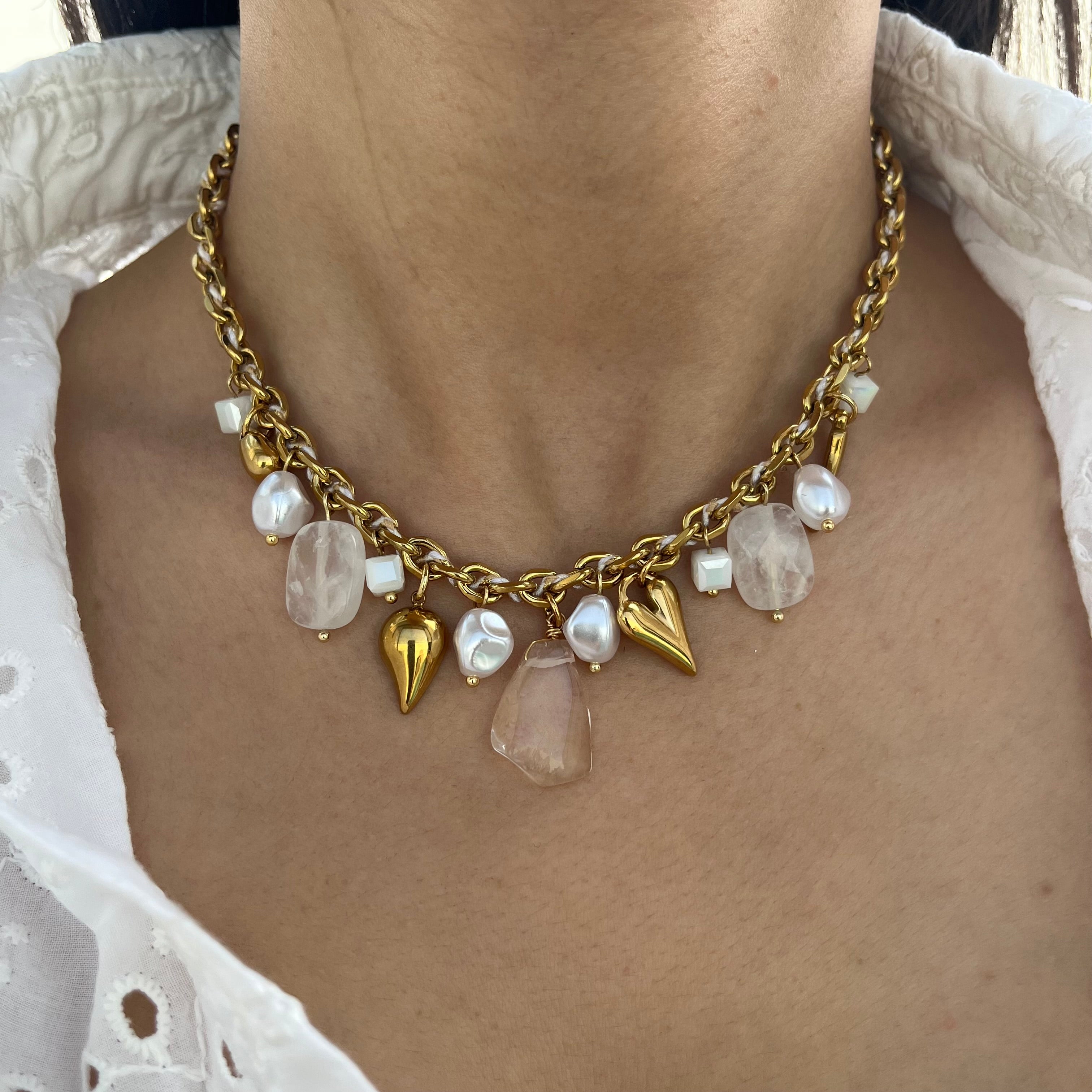 Zoom sur le collier Mykonos Blanc en perles et petites pampilles dorées porté sur le décolleté - Ordiajade