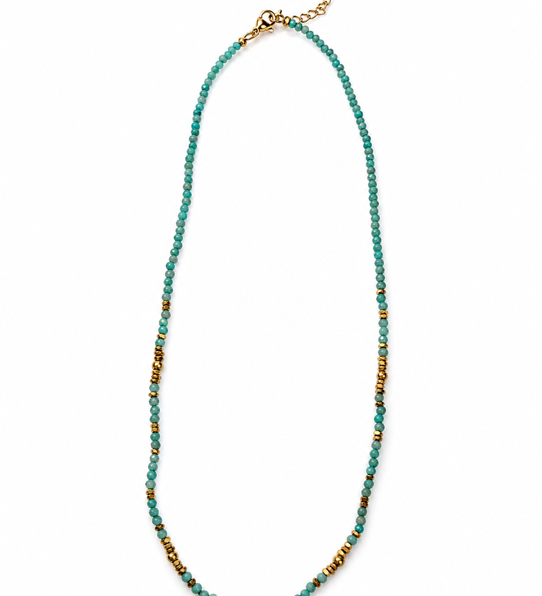 Collier fin doré Divina en acier inoxydable avec enfilade de petites pierres naturelles vertes et bleues posé à plat - Ordiajade