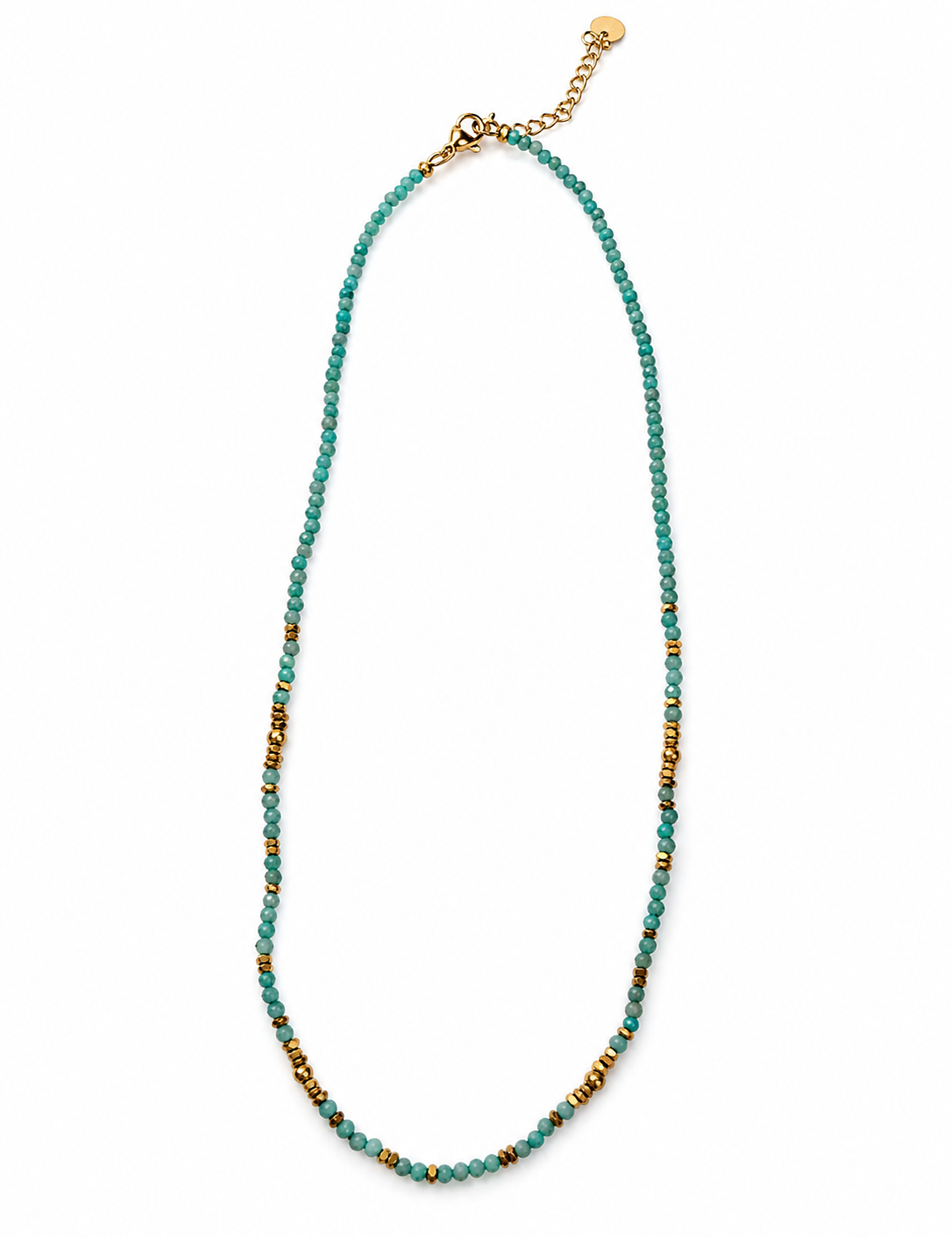Collier fin doré Divina en acier inoxydable avec enfilade de petites pierres naturelles vertes et bleues posé à plat - Ordiajade