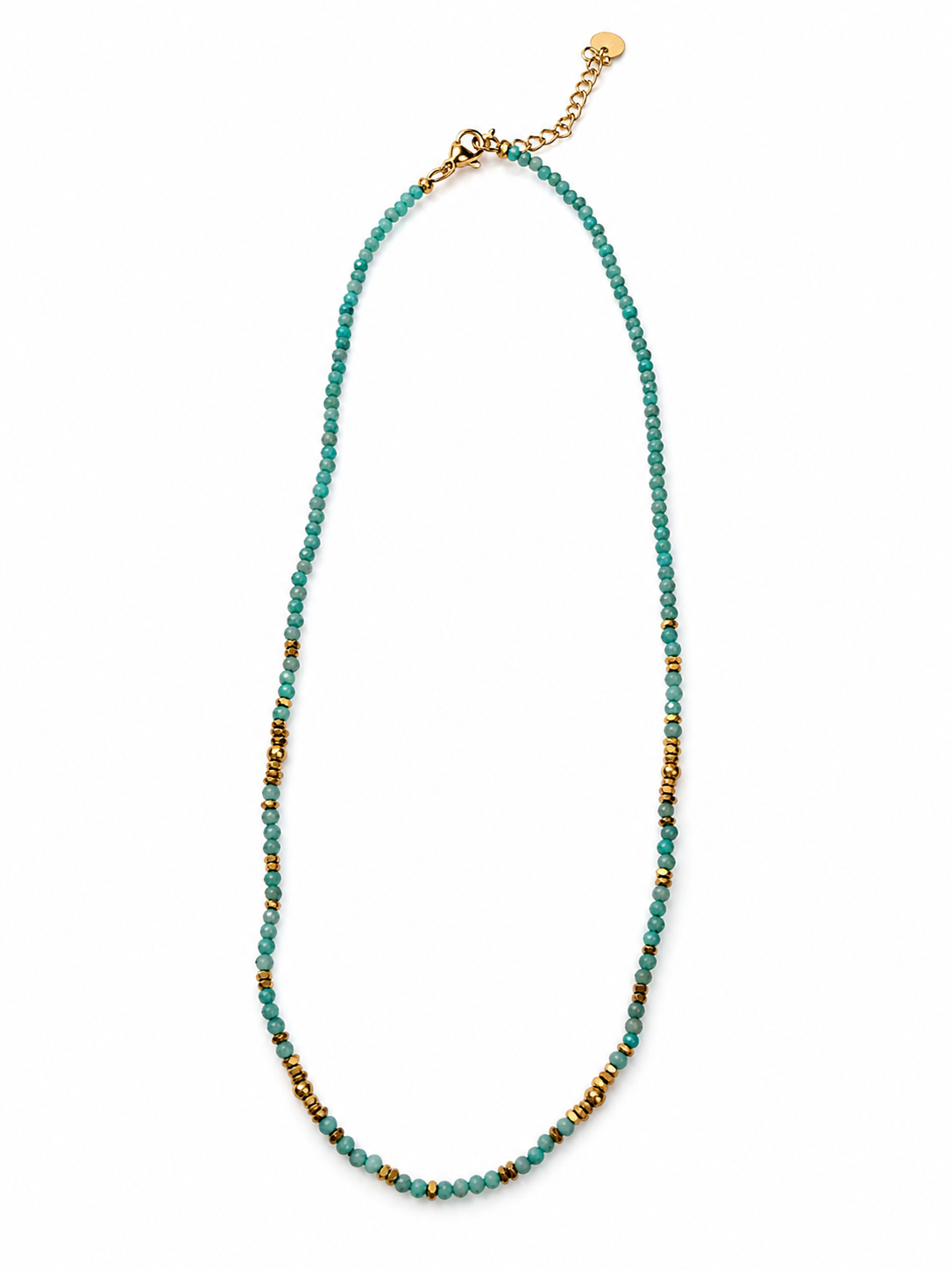 Collier fin doré Divina en acier inoxydable avec enfilade de petites pierres naturelles vertes et bleues posé à plat - Ordiajade