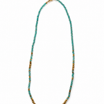 Collier fin doré Divina en acier inoxydable avec enfilade de petites pierres naturelles vertes et bleues posé à plat - Ordiajade