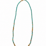 Collier fin doré Divina en acier inoxydable avec enfilade de petites pierres naturelles vertes et bleues posé à plat - Ordiajade