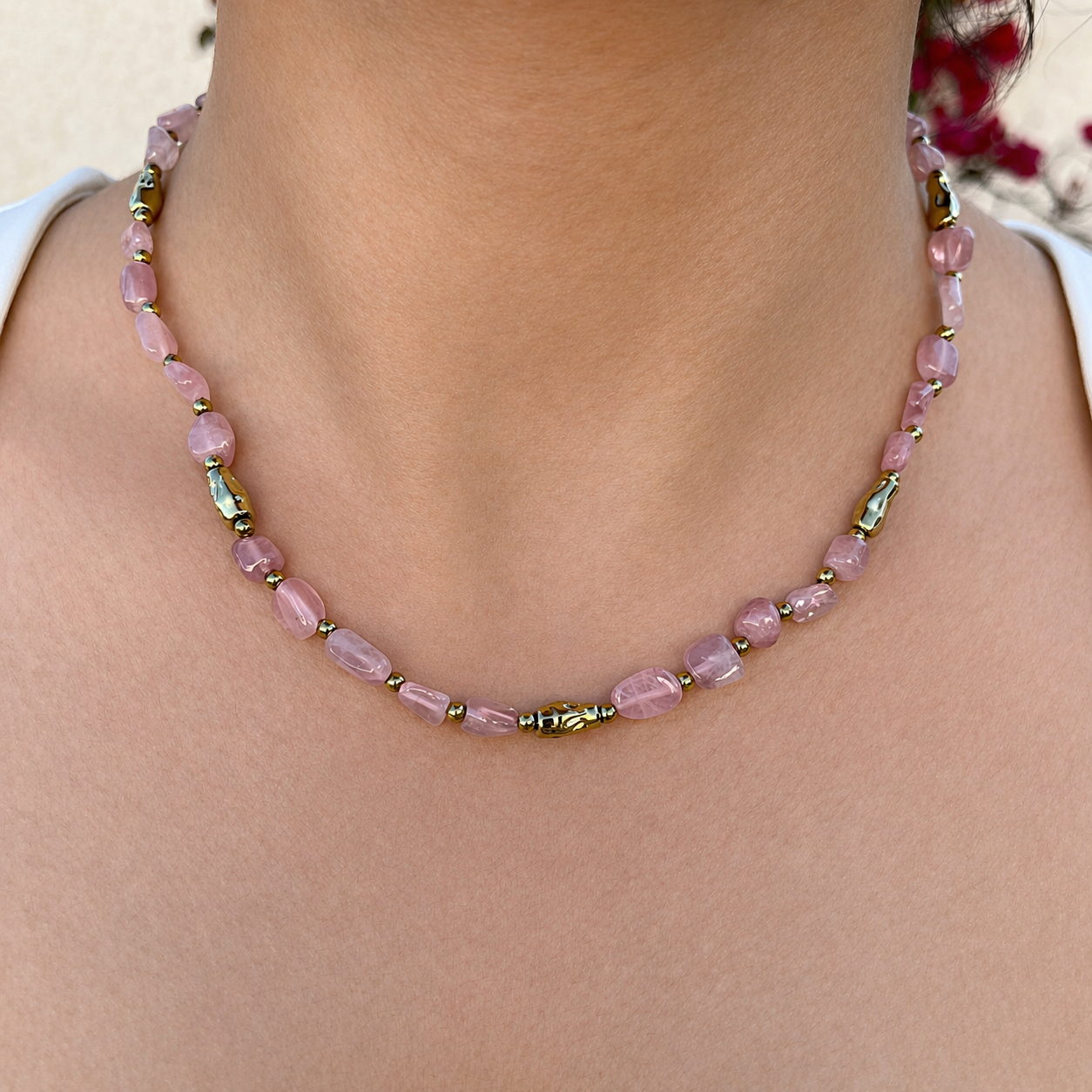 Collier Ordiajade en pierres de jade rose naturelles et perles d'acier inoxydable doré, porté au cou.