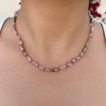Collier Ordiajade en pierres de jade rose naturelles et perles d'acier inoxydable doré, porté au cou.