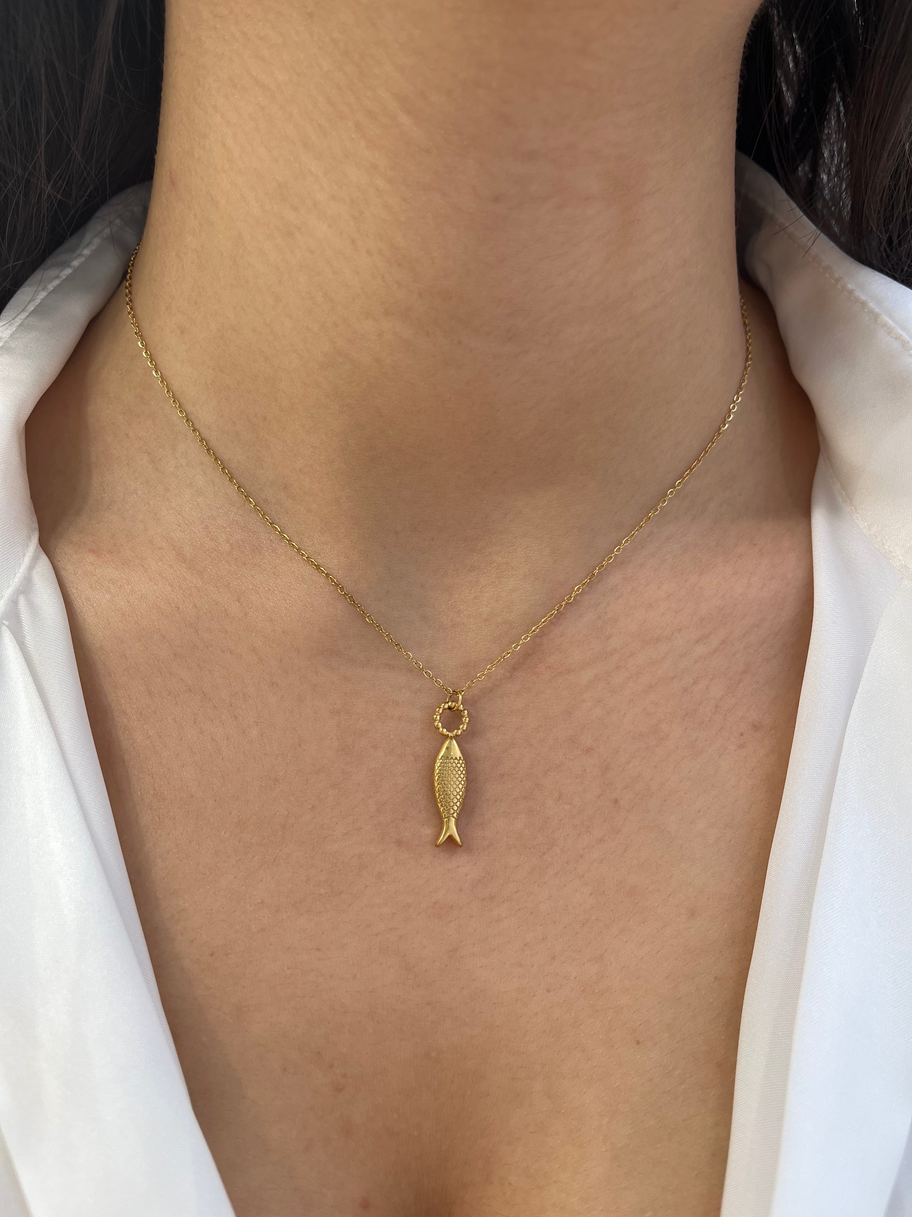 Collier doré à pendentif poisson stylisé en acier inoxydable porté au cou - Ordiajade