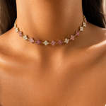 Collier ras de cou Anse en acier inoxydable doré avec alternance de petits trèfles étincelants blancs et roses porté au cou - Ordiajade