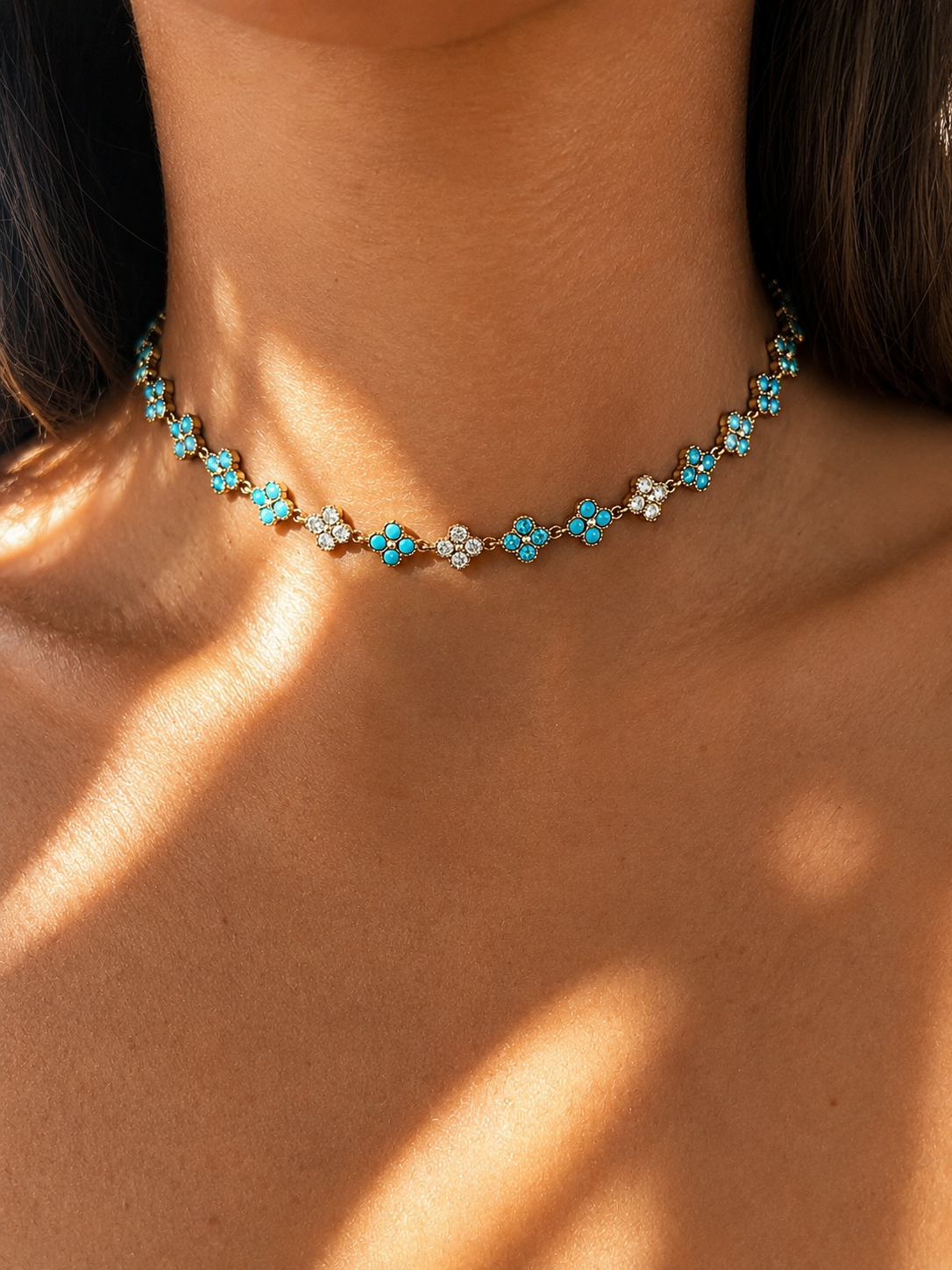 Collier ras de cou Marlin en acier inoxydable composé d'une succession de petits motifs trèfles étincelants porté au cou - Ordiajade