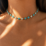 Collier ras de cou Marlin en acier inoxydable composé d'une succession de petits motifs trèfles étincelants porté au cou - Ordiajade
