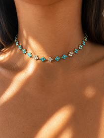 Collier ras de cou Marlin en acier inoxydable composé d'une succession de petits motifs trèfles étincelants porté au cou - Ordiajade