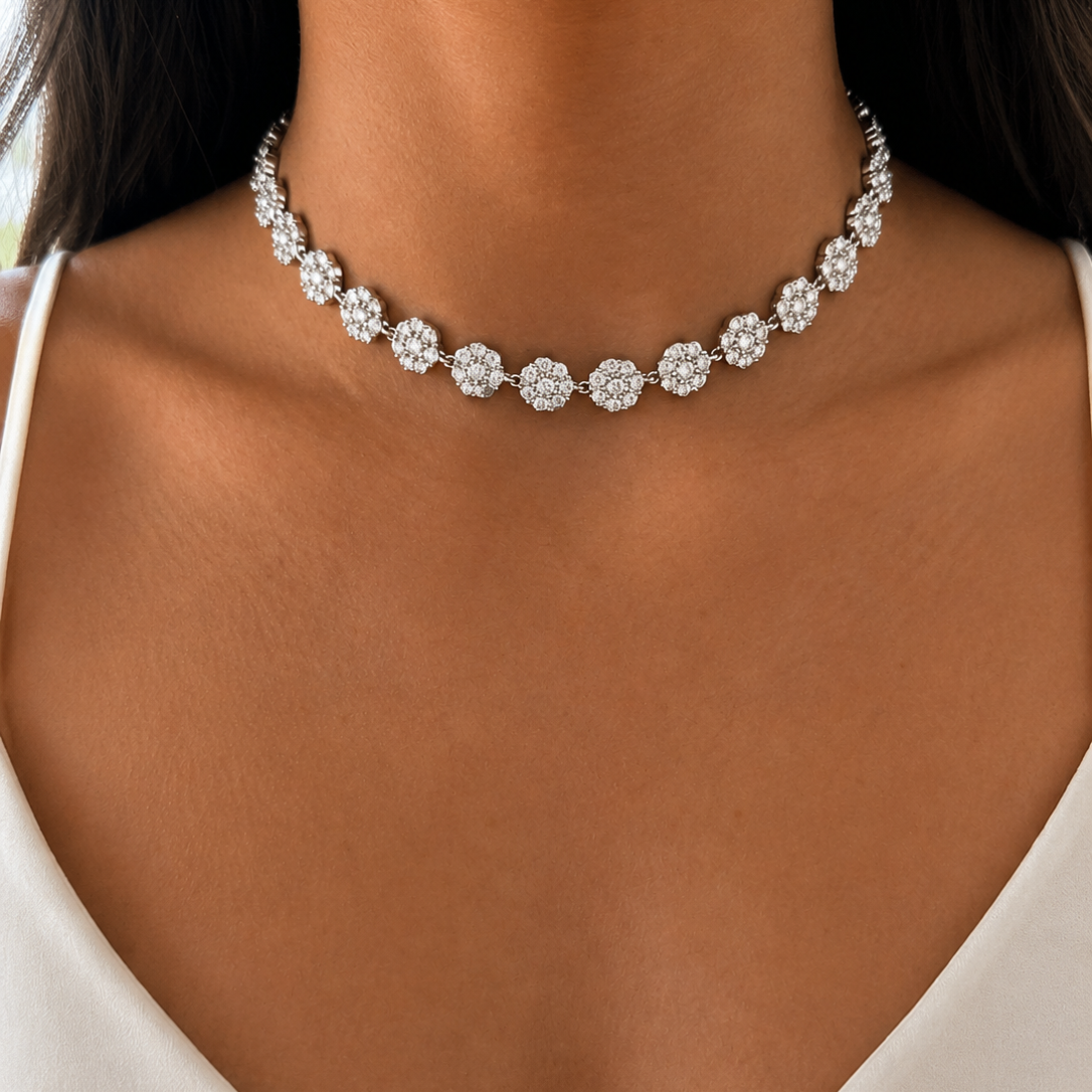 Collier ras de cou Nacri en acier inoxydable composé d'une succession de petites fleurs blanches porté au cou - Ordiajade