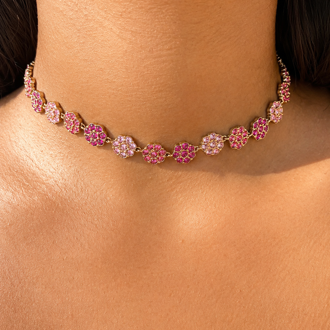 Collier nacri en acier inoxydable doré composé de petits médaillons ciselés pavés de cristaux roses - Ordiajade
