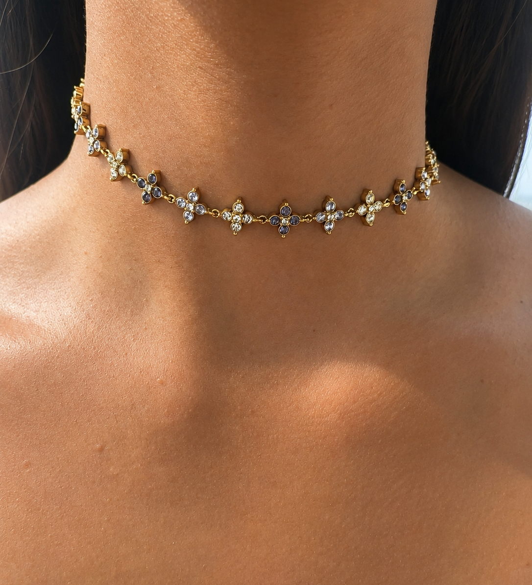 Collier ras de cou Sublime en acier inoxydable doré composé de petits trèfles entièrement pavés de cristaux brillants - Ordiajade