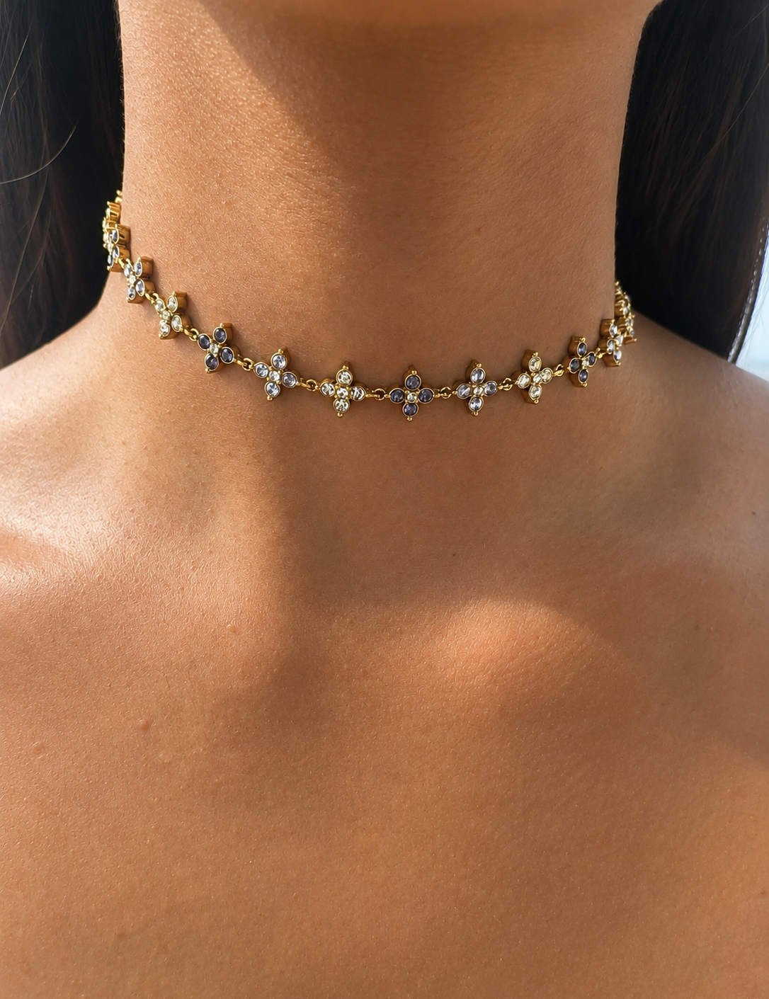 Collier ras de cou Sublime en acier inoxydable doré composé de petits trèfles entièrement pavés de cristaux brillants - Ordiajade