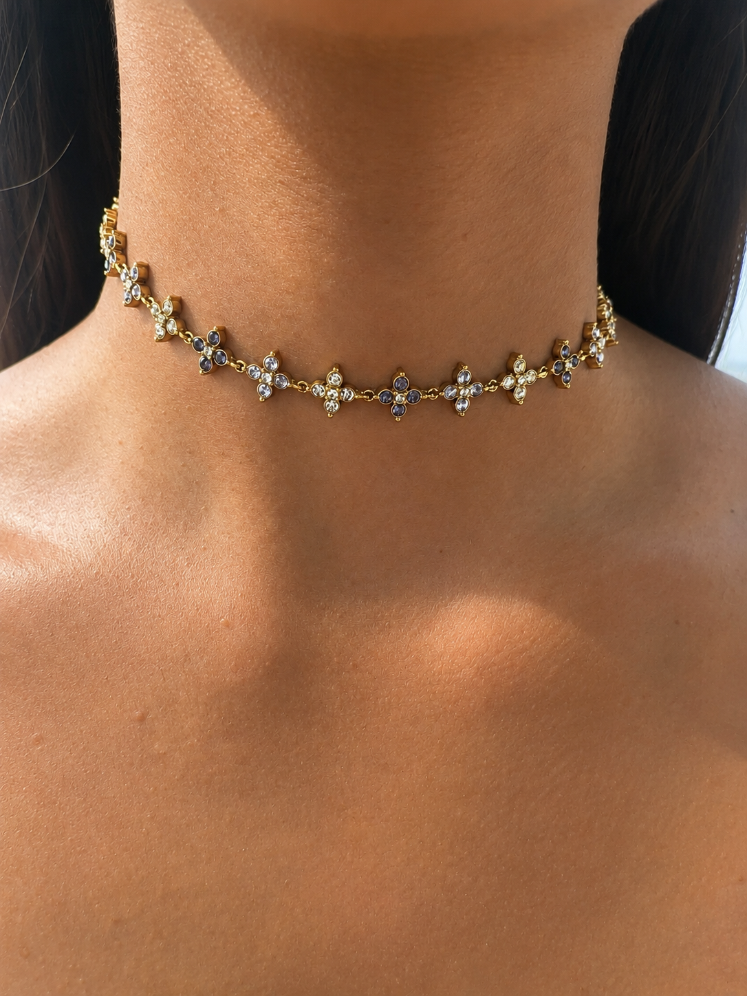 Collier ras de cou Sublime en acier inoxydable doré composé de petits trèfles entièrement pavés de cristaux brillants - Ordiajade