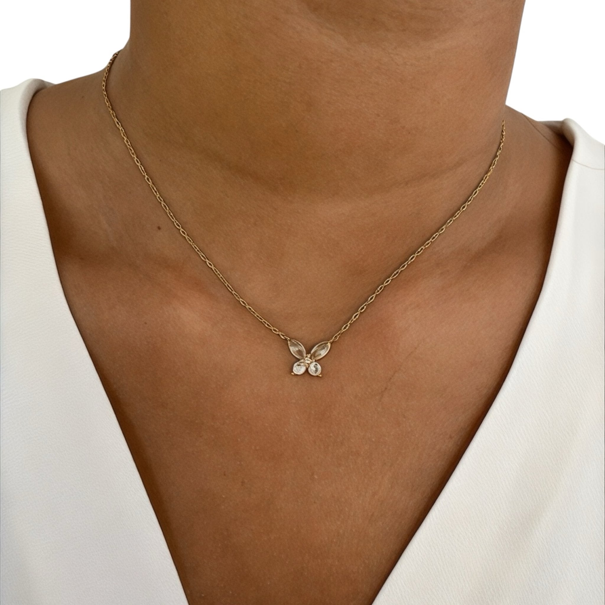 Collier Respect en acier inoxydable doré avec pendentif fleur en cristaux porté au cou - Ordiajade