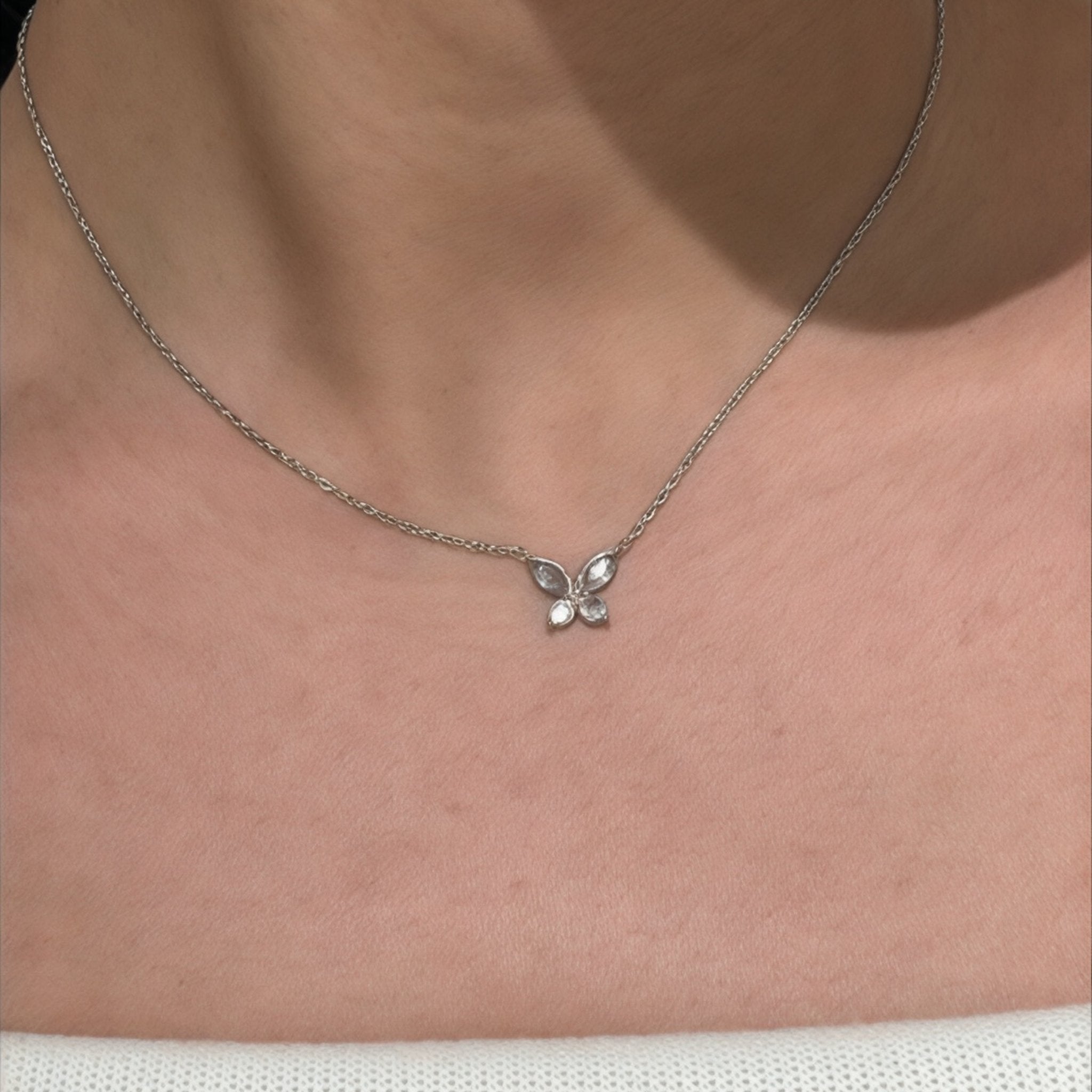 Gros plan du collier fleur crystallisée argenté porté au décolleté - Ordiajade