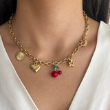 Collier Rina en acier inoxydable doré avec pampilles cerise, cœur et soleil porté au cou - Ordiajade